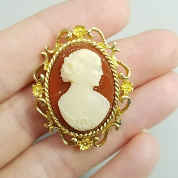 Vintage Red and White Oval Cameo Brooch, Gold Tone Floral Frame Lapel Pin - Picture 6 of 7